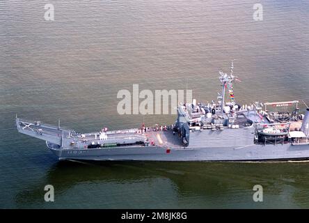 Ein seitlicher Blick vom Lufthafen auf den vorderen Abschnitt des Tanklandeschiffs USS FAIRFAX COUNTY (LST-1193), das gegenüber Mount Vernon, Virginia, im Gange ist Auf dem Bug wird ein Farbwächter aufgestellt, um dem verstorbenen ersten Präsidenten der Vereinigten Staaten, George Washington, einen Salut zu bringen. Basis: Potomac River Bundesstaat: Maryland (MD) Land: Vereinigte Staaten von Amerika (USA) Stockfoto
