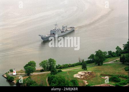 Vom Lufthafen aus kann man das Panzerlandeschiff USS FAIRFAX COUNTY (LST-1193) unter den Stadtmauern von Fort Washington sehen. Der Fort Washington Channel ist links auf dem Foto. Basis: Potomac River Bundesstaat: Maryland (MD) Land: Vereinigte Staaten von Amerika (USA) Stockfoto