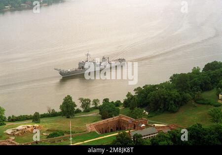 Vom Lufthafen aus hat das Tanklandeschiff USS FAIRFAX COUNTY (LST-1193) einen Blick auf die Landungsmauern von Fort Washington auf dem Weg zum Hafen Little Creek, VA, wo das Schiff zur australischen Marine umgeladen werden soll. Basis: Potomac River Bundesstaat: Maryland (MD) Land: Vereinigte Staaten von Amerika (USA) Stockfoto