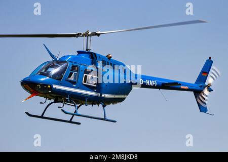 Bell 206 JetRanger Hubschrauber mit Passagieren, die am Heliport Ahlen-Nord landen. Deutschland - 5. Juni 2016 Stockfoto