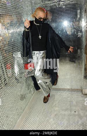 LGBTQIA+-Aktivist und Modeeinflussnehmer Elton Ilirjani Wear House of Mua Mua in Bushwick, Brooklyn Stockfoto