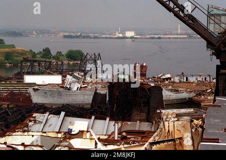 Hafenblick des Ocean Minesweeper ILLUSIVE (MSO-448) bei der Seawitch Marine Salvage Company. Das Schiff ist an der Seite des Flugzeugträgers KORALLENMEERE (CV-43) verankert, die ebenfalls auf der Werft abgewrackt wird. Basis: Baltimore Bundesstaat: Maryland (MD) Land: Vereinigte Staaten von Amerika (USA) Stockfoto