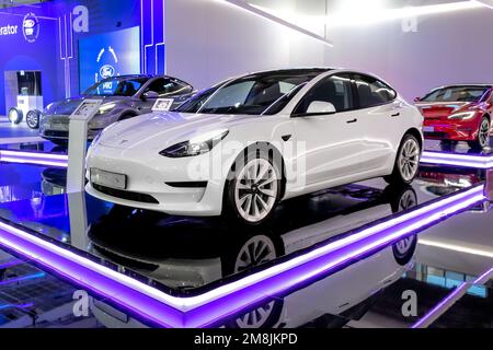 Tesla Elektrofahrzeug Modell 3 auf der Brüsseler Autosalon European Motor Show. Brüssel, Belgien - 13. Januar 2023. Stockfoto