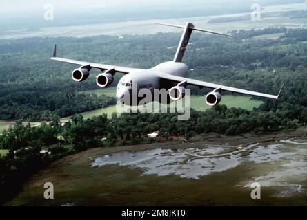 Air-to-Air-Vorderansicht eines C-17 Globemaster III vom 17. Luftschiff, 437. Luftwaffenstützpunkt, Charleston Air Force Base, South Carolina, während er die Küste entlang fliegt. Basis: Charleston Bundesstaat: South Carolina (SC) Land: Vereinigte Staaten von Amerika (USA) Stockfoto