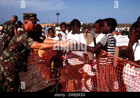 SGT. 1. Klasse Stephen Holbrook, US Army, 1. Company, Fort Riley, KS, Händigt Haitianermütter Flaschen mit Milchnahrung aus, um ihre Babys in Camp 3 zu füttern. Betreff Betrieb/Serie: SEESIGNALBASIS: Guantanamo Bay Country: Kuba (CUB) Stockfoto