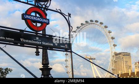 Westminster Station U-Bahn-Eingang in London neben dem London Eye Stockfoto