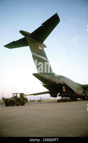Eine C-5 Galaxy vom 137. Airlift-Geschwader, 105. Air National Guard, Stewart, New York ist am Flughafen abgeladen. Hilfsgüter und Ausrüstungen für humanitäre Hilfe werden in anderen Flugzeugen nach Goma, Zaire, umgeladen. (Duplikat von DF-ST-98-01741). Betreff Betrieb/Serie: SUPPORT HOPE Base: Kigali Airport Land: Russland (RUS) Stockfoto