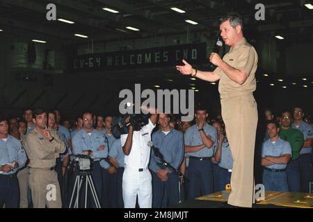 ADMIRAL Jeremy M. Boorda, LEITER des Marineeinsatzes (CNO), spricht die Besatzung an Bord des Flugzeugträgers USS Constellation (CV-64) an (genaues Datum unbekannt). Land: Pazifik (POC) Stockfoto