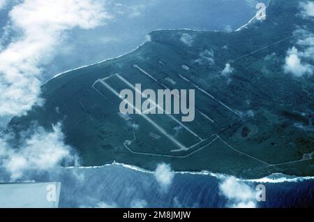 Ein Luftblick auf das Nordfeld des USAAF auf der Insel Tinian. Von hier im Zweiten Weltkrieg flogen B-29-Bomber Langstreckenmissionen gegen das japanische Festland. Beide Missionen nach Hiroshima und Nagasaki stammen von dieser Landebahn vor fast einem halben Jahrhundert. Basis: Inselland Tinian: Nördliche Marianen (MNP) Stockfoto