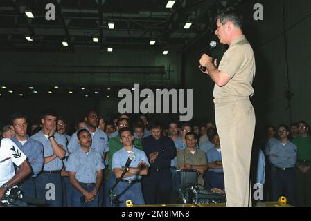 ADMIRAL Jeremy M. Boorda, LEITER des Marineeinsatzes (CNO), spricht die Besatzung an Bord des Flugzeugträgers USS Constellation (CV-64) an (genaues Datum unbekannt). Land: Pazifik (POC) Stockfoto