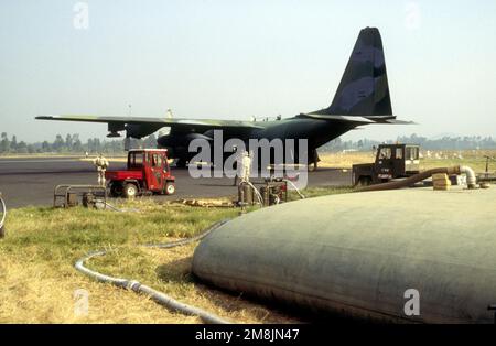 Ein C-130 Herkules, der der 7. Spezialeinheit in Alconbury, England, auf der Rampe am Flughafen Goma zugeteilt wurde, nachdem er mit einer Ladung Hilfsgüter für die ruandischen Flüchtlinge ankam. Das US-Militär flog wichtige Wasserreinigungsgeräte und Hilfsgüter ein, um die humanitären Bemühungen zu unterstützen. Betreff Operation/Serie: SUPPORT HOPE Base: Goma Country: Zaire (ZAR) Stockfoto