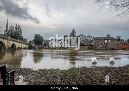 Wallingford, Oxfordshire, Vereinigtes Königreich, 14. Januar 2023, Wetter: Überschwemmung der Themse an der Wallingford Bridge nach starkem Regen. Das Boat House Public House hat den unteren Sitzbereich unter Wasser. Kredit: Lu Parrott / Alamy Live News Stockfoto