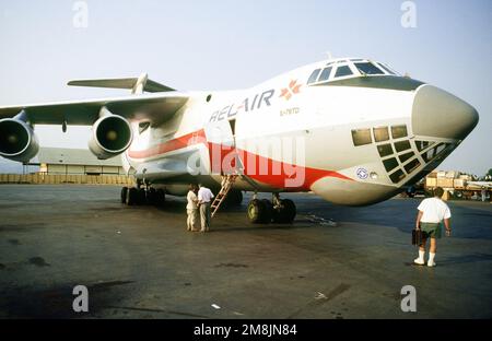 Ein RUSSISCHES TRANSPORTFLUGZEUG AL-76 liefert Ausrüstung und Ausrüstung der kanadischen Streitkräfte an den Flughafen Kigali. Die humanitären Hilfsgüter werden mit anderen Flugzeugen nach Goma, Zaire, umgeladen. Betreff Operation/Serie: SUPPORT HOPE Base: Kigali Country: Ruanda (RWA) Stockfoto