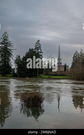 Wallingford, Oxfordshire, Vereinigtes Königreich, 14. Januar 2023, Wetter: Überschwemmung der Themse an der Wallingford Bridge nach starkem Regen. Kredit: Lu Parrott / Alamy Live News Stockfoto