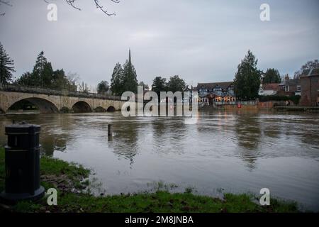 Wallingford, Oxfordshire, Vereinigtes Königreich, 14. Januar 2023, Wetter: Überschwemmung der Themse an der Wallingford Bridge nach starkem Regen. Das Boat House Public House hat den unteren Sitzbereich unter Wasser. Kredit: Lu Parrott / Alamy Live News Stockfoto