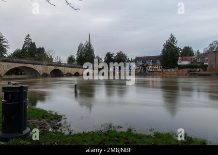 Wallingford, Oxfordshire, Vereinigtes Königreich, 14. Januar 2023, Wetter: Überschwemmung der Themse an der Wallingford Bridge nach starkem Regen. Das Boat House Public House hat den unteren Sitzbereich unter Wasser. Kredit: Lu Parrott / Alamy Live News Stockfoto