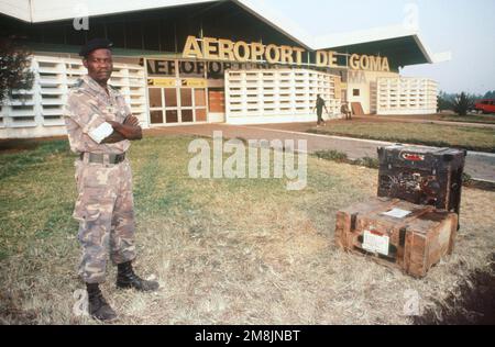 Ein Soldat beobachtet die Abladung von Fracht durch das US-Militär am Flughafen Goma. Betreff Operation/Serie: Support Hope Base: Goma Country: Zaire (ZAR) Stockfoto