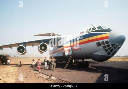 Ein russisches Frachtflugzeug trifft am Flughafen Goma ein, um Hilfsgüter für die ruandischen Flüchtlinge zu liefern. Betreff Operation/Serie: Support Hope Base: Goma Country: Zaire (ZAR) Stockfoto