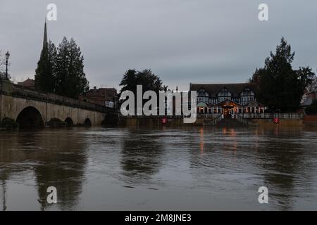 Wallingford, Oxfordshire, Vereinigtes Königreich, 14. Januar 2023, Wetter: Überschwemmung der Themse an der Wallingford Bridge nach starkem Regen. Das Boat House Public House hat den unteren Sitzbereich unter Wasser. Kredit: Lu Parrott / Alamy Live News Stockfoto