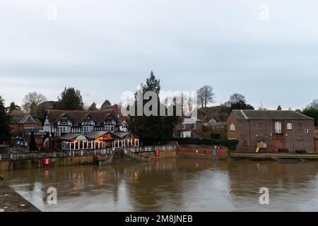 Wallingford, Oxfordshire, Vereinigtes Königreich, 14. Januar 2023, Wetter: Überschwemmung der Themse an der Wallingford Bridge nach starkem Regen. Das Boat House Public House hat den unteren Sitzbereich unter Wasser. Kredit: Lu Parrott / Alamy Live News Stockfoto