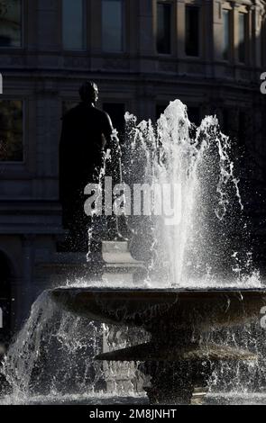London, England, Großbritannien. Hintergrundbeleuchteter Brunnen am Trafalgar Square Stockfoto