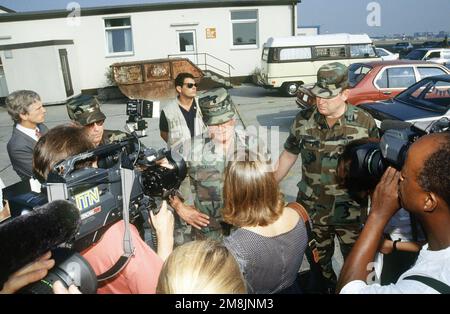 GENERAL John Shalikaschwili, Vorsitzender des Gemeinsamen STABSCHEFS, trifft sich mit der örtlichen Presse zu einer Frage- und Antwortsitzung über den Stand der Hilfsaktion für die afrikanische Nation Ruanda. Betreff Betrieb/Serie: SUPPORT HOPE Base: Rhein-Main Air Base Land: Deutschland / Deutschland (DEU) Stockfoto