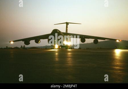 USAF C-5 Galaxy trifft am Flughafen Kigali mit einer Ladung Vorräte und Ausrüstung ein, die mit kleinen Flugzeugen nach Goma, Zaire, gebracht werden. Betreff Betrieb/Serie: SUPPORT HOPE Base: Kigali Land: Russland (RUS) Stockfoto