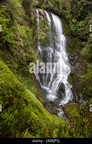 Blick auf den Wasserfall bei einer Wanderung auf den Sendero Cascadas Escondidas im Parque Nacional Pumalín Douglas Tompkins in Patagonien, Chile Stockfoto