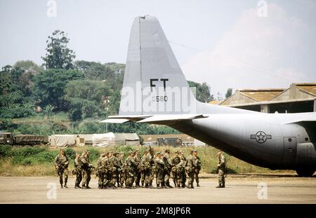 Eine Gruppe von USA Armeesoldaten werden auf der Fluglinie, hinter dem 41. Airlift-Geschwader C-130 Hercules am Entebbe International Airport, informiert. Die AFB des Papstes, die in North Carolina ansässigen Flugzeuge und Soldaten unterstützen die humanitäre Hilfe für die Flüchtlinge des ruandischen Bürgerkriegs in Goma, Zaire. Betreff Operation/Serie: SUPPORT HOPE Base: Entebbe Land: Uganda (UGA) Stockfoto