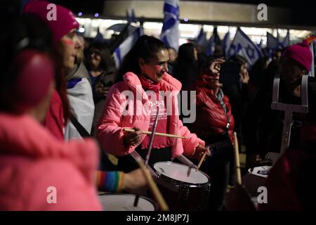 Tel Aviv, Israel. 14. Januar 2023. Demonstranten spielen Trommeln während einer Demonstration gegen die neue Regierung. Kredit: Ilia Yefimovich/dpa/Alamy Live News Stockfoto