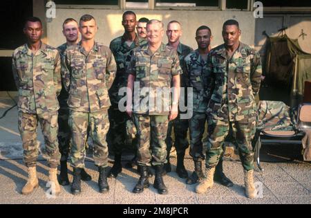 ARMEEGENERAL John M. Shalikaschwili, Vorsitzender der Stabschefs, posiert für ein Gruppenfoto, wobei ein Teil des Armeepersonals die Hilfsbemühungen Ruandas unterstützt. Operation/Serie: RESTORE HOPE Base: Kigali Country: Ruanda (RWA) Stockfoto