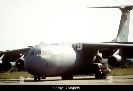 Eine fast 3/4 linke Vorderansicht eines C-141 Starlifters vom 437. Airlift Wing, Charleston AFB, S.C., als er während des Betriebs HOPE AUF der Landebahn am Moi International Airport taxis. Das Flugzeug liefert Hilfsgüter nach Goma, Zaire, um den ruandischen Flüchtlingen zu helfen. Betreff Operation/Serie: SUPPORT HOPE Base: Mombasa Country: Kenia (KEN) Stockfoto