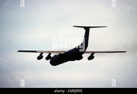 Eine 3/4-Ansicht von links auf einen C-141 Starlifter vom 437. Airlift Wing, Charleston AFB, S.C., der Hilfsgüter am Moi International Airport liefert. Die Hilfsladung ist auf dem Weg nach Goma, Zaire, um den ruandischen Flüchtlingen zu helfen. Betreff Operation/Serie: SUPPORT HOPE Base: Mombasa Country: Kenia (KEN) Stockfoto