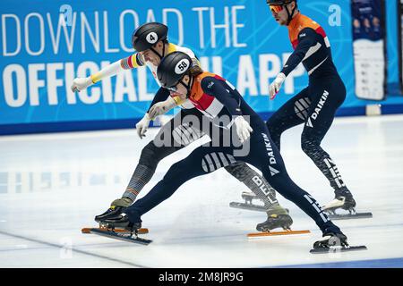 DANZIG - Jens van 't Wout schlägt den belgischen Stijn Desmet auf der 1500 Meter langen Ziellinie am 2. Tag der europäischen Schnellskating-Meisterschaft. Friso Emons ist Dritter. ANP RONALD HOOGENDOORN niederlande Out - belgien Out Credit: ANP/Alamy Live News Stockfoto