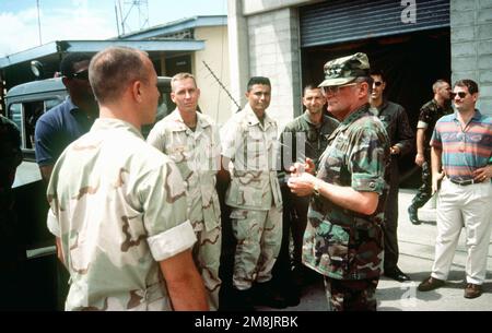 General John M. Shalikaschwili, Vorsitzender der Stabschefs, trifft und begrüßt die Truppen, die am Moi International Airport arbeiten. Betreff Operation/Serie: SUPPORT HOPE Base: Mombasa Country: Kenia (KEN) Stockfoto
