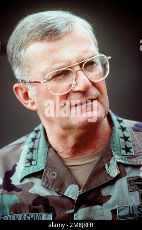 Informelles Porträt VON GEN. John M. Shalikaschwili, Vorsitzender der Stabschefs, entdeckte und verkleidete Ermüdungskunst. (Doppeltes Bild, siehe auch DFST9905508). Betreff Operation/Serie: SUPPORT HOPE Base: Mombasa Country: Kenia (KEN) Stockfoto