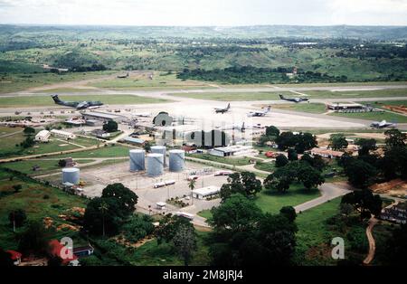 Luftaufnahme des Moi International Airport, einer der wichtigsten Aufenthaltsorte für die humanitäre Luftfahrt nach Goma, Zaire, um die ruandischen Flüchtlinge zu unterstützen. Betreff Operation/Serie: SUPPORT HOPE Base: Mombasa Country: Kenia (KEN) Stockfoto