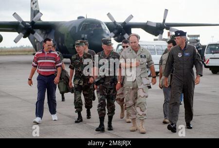 BEI seiner Ankunft am Moi International Airport begleitet GENERAL John M. Shalikaschwili, Vorsitzender der Stabschefs, eine Begrüßungsrede über den Stand der humanitären Lufttransportmissionen in Goma, Zaire. (Doppeltes Bild, siehe auch DFST9801689). Betreff Operation/Serie: SUPPORT HOPE Base: Mombasa Country: Kenia (KEN) Stockfoto