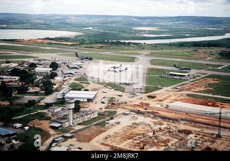 Luftaufnahme der C-141s und einer C-130 auf der Rampe und einer C-5 auf der Landebahn im Hintergrund am Flughafen. Im Vordergrund ist die Konstruktion zu sehen. Mombasa ist einer der wichtigsten Aufenthaltsorte für Lufttransportmissionen, die nach Goma, Zaire, fliegen, um Hilfsgüter für die ruandischen Flüchtlinge zu liefern. (Doppeltes Bild, siehe auch DFST9802497). Betreff Operation/Serie: SUPPORT HOPE Base: Mombasa International Airport Country: Kenia (KEN) Stockfoto