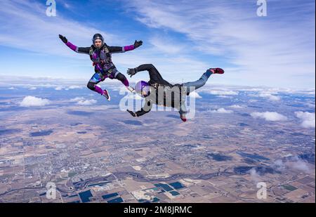 Fallschirmspringer, die aus Flugzeugen springen Stockfoto