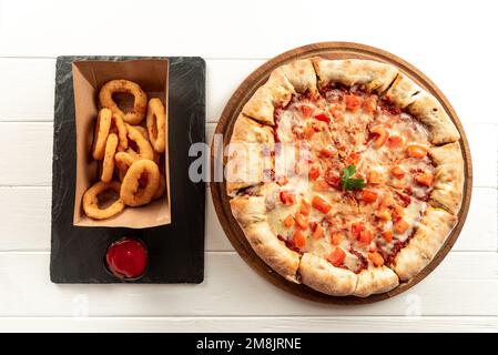 Hausgemachte Pizza mit Tomaten und Gemüse. Lieferung zu Hause. Vor weißem Hintergrund. Stockfoto