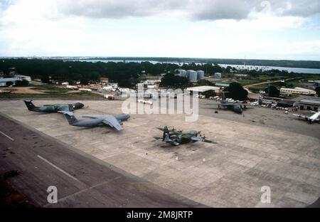 Luftaufnahme der C-141-Starlifter und eines C-130-Herkules, geparkt auf der Rampe am Flughafen. Mombasa ist einer der wichtigsten Aufenthaltsorte für Lufttransportmissionen, die nach Goma, Zaire, fliegen, um Hilfsgüter für die ruandischen Flüchtlinge zu liefern. Betreff Operation/Serie: SUPPORT HOPE Base: Mombasa International Airport Country: Kenia (KEN) Stockfoto