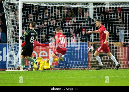 Cheltenham, Großbritannien. 14. Januar 2023. Alfie May von Cheltenham Town erzielt sein zweites Tor. EFL Skybet Football League One Match, Cheltenham Town gegen Derby County im Fully-Suzuki Stadium in Cheltenham, Gloucestershire am Samstag, den 14. Januar 2023. Dieses Bild darf nur zu redaktionellen Zwecken verwendet werden. Nur redaktionelle Verwendung, Lizenz für kommerzielle Verwendung erforderlich. Keine Verwendung bei Wetten, Spielen oder Veröffentlichungen von Clubs/Ligen/Spielern. Bild von Lewis Mitchell/Kredit: Andrew Orchard Sportfotografie/Alamy Live News Stockfoto