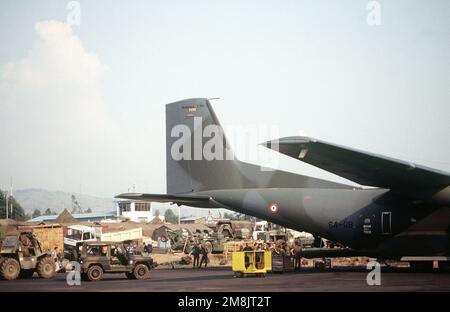 Hilfsgüter und Ausrüstungen für die ruandischen Flüchtlingslager werden vom französischen Transall-Transport C-160 auf dem Flughafen heruntergeladen. Betreff Operation/Serie: SUPPORT HOPE Base: Goma Country: Zaire (ZAR) Stockfoto