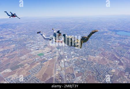 Fallschirmspringer, die aus Flugzeugen springen Stockfoto