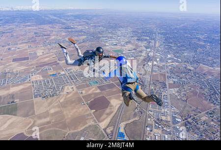 Fallschirmspringer, die aus Flugzeugen springen Stockfoto