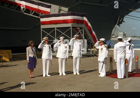 Admiral Jeremy M. Boorda, LEITER des Marineeinsatzes, grüßt bei der Ankunft am Marinestützpunkt Mayport für die Zeremonie zur Stilllegung des Flugzeugträgers USS SARATOGA (CV-60). Zu ihrer Linken sehen Sie Kongressabgeordnete Tillie Fowler (R) Florida, Vizeadmiral Jerry L. Unryh (24. und ehemaliger CO von CV-60), Vizeadmiral Richard C. Allen, Commander Naval Air Force Atlantic Fleet und Captain M.H. Kennedy, der gegenwärtige CO von CV-60. Basis: Mayport Staat: Florida (FL) Land: Vereinigte Staaten von Amerika (USA) Stockfoto