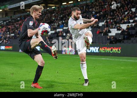 Milton Keynes Dons Bradley Johnson wird von Lasse Sørensen von Lincoln City während der zweiten Hälfte des Sky Bet League 1-Spiels zwischen MK Dons und Lincoln City am Samstag, den 14. Januar 2023, im Stadium MK, Milton Keynes, herausgefordert. (Kredit: John Cripps | MI News) Kredit: MI News & Sport /Alamy Live News Stockfoto