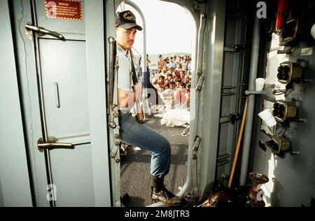 PETTY Officer Tom Tucker (EWSN) steht Wache über Kubaner, die versuchen, aus ihrem Land zu fliehen, an Bord der USS-GALERIE (FFG-26). Er ist einer von Tausenden von Matrosen, Marines, Soldaten, FLUGZEUGEN sowie Küstenwächtern, die in Operation Sea Signal dienen. Betreff Betrieb/Serie: SEA SIGNAL V Base: Naval Station, Guantanamo Bay Country: Kuba (CUB) Stockfoto