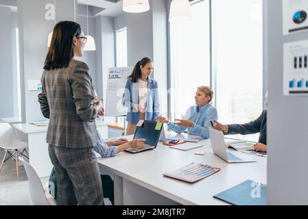 Kollegen besprechen Geschäftsideen während der Arbeit im Büro. Stockfoto